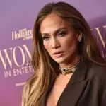 Jennifer Lopez navdušila z moderno eleganco: najboljši videzi na Women in Entertainment 2025
