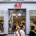 Ta obleka iz H&M-a se noro dobro prodaja (za tem pa se skriva ta razlog)
