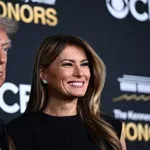 Nihče ni mogel odvrniti pogleda od Melanie: zablestela je v popolni črni obleki