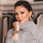 Smaragdna obleka iz ASOSA na znani pevki požela val navdušenja (elegantna izbira, ki združuje glamur in udobje)