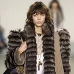 Popestrijo vsak videz: plašči iz umetnega krzna, ki so popolna izbira za praznične zabave