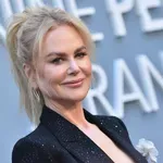 Nicole Kidman v popolni črni obleki, h kateri se bolje podajo čevlji z ravnim podplatom kot visoke pete