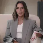 Srajce in bluze se odslej nosijo samo tako: Victoria Beckham potrdila trend, ki bo vladal v 2026