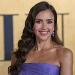 Jessica Alba prepričala v obleki, ki laska vsem postavam (od XS do XL)