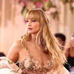 Glamurozni Chanel, dih jemajoča Givency obleka in zapeljiv Saint Laurent: to so najboljši videzi Zlatih globusov