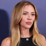 Scarlett Johansson v črni obleki pokazala, kako izgleda brezčasna eleganca
