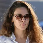 Mila Kunis je najboljši dokaz, da črtasta srajca v trenutku povzdigne še tako sproščen videz