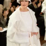 Vračajo se prefinjeni salonarji s peto iz 90. let: to so 3 najbolj udobni modeli, ki jih ne boste želeli sezuti