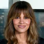 Priljubljena igralka osupljiva v črno-srebrni kombinaciji, ki je očarala modne kritike (glavna zvezda večera)