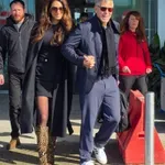 Amal Clooney z enim samim kosom razbila klasičen črn videz: s svojim možem se trenutno mudi v Milanu