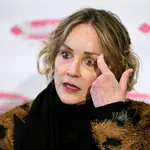 Stajling, o katerem bodo še dolgo govorili: Sharon Stone v oblačilih, ki zares niso za vsakogar