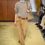 Očetove žametne hlače in nova klasika: Tory Burch za jesen in zimo 2026/27