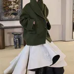 Altuzarra z razkošnimi vrhnjimi sloji: oglejte si kolekcijo za jesen in zimo 2026/27