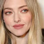 Hlače, ki smo jih nekoč sovražili, spremenila v šik videz: Amanda Seyfried se pridružuje "it" trendu