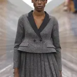 Plisirana mini krila so ponovno v središču pozornosti