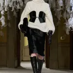 Z milanskih pist v našo garderobo: visoki ovratniki kot ključni trend jeseni in zime 2026/27