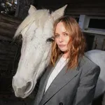 Stella McCartney na modno pisto vključila konje in ustvarila magično kuliso
