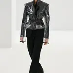 Haider Ackermann nadaljuje novo poglavje znamke Tom Ford z drzno kolekcijo