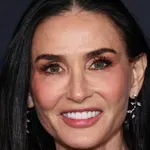 Tvegana izbira: Demi Moore v drzni obleki, ki lahko hitro razkrije preveč