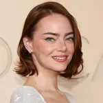 Ena najbolj opaznih oblek večera: kreacija Emme Stone skriva podrobnost, ki vas bo sezula