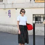 Preprosta bela majica? S to formulo bo izgledala izjemno šik!