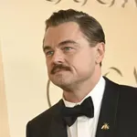 Ljudje komentirajo DiCaprijev videz na oskarjih: "Kriza srednjih let na dveh nogah"