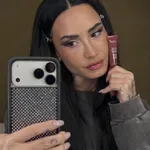 Kultni balzam za ustnice zdaj izšel v novih odtenkih: oboževale jih bodo ženske s hladnim podtonom kože