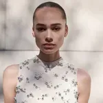 To obleko iz Manga so ženske v hipu razgrabile! Nekaj na njej prav nikomur ne da miru