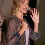 Margot Robbie razkriva modni kos, ki to pomlad izpodriva kavbojke