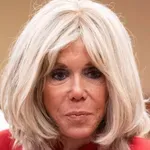 Vsi govorijo o stajlingu Brigitte Macron na Japonskem: s to modno izbiro je pritegnila vse poglede