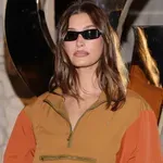 Saint Laurent stopa iz cone udobja s Hailey Bieber