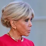 Brigitte Macron znova presenetila: preprost modni kos, ki je ukradel vso pozornost