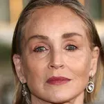 Glamur brez kompromisov: videz Sharon Stone, ki močno izstopa