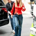 Dekleta ponorela za novimi kavbojkami iz Zare, v spletni trgovini so že razprodane