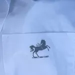 Mislil, da je v second handu za drobiž kupil srajco Ralph Lauren: ko jo je videla hčerka, se je od smeha skoraj onesvestila