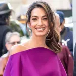 Obleka, ki je zasenčila vse: nihče ni pričakoval tako drzne modne izbire Amal Clooney