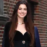 Anne Hathaway presenetila z izbiro torbice, ki si jo lahko privošči vsak (deluje vsaj trikrat dražja)