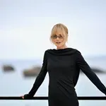 Spredaj klasika, zadaj pravo presenečenje: Nicole Kidman jemlje dih v Chanelovi obleki