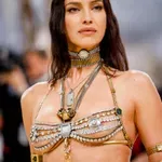 Irina Shayk na Met Gali blestela v drzni kreaciji Alexandra Wanga