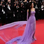 Demi Moore v Cannesu krši stroga modna pravila, a njene modne kombinacije obožujemo!