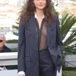 Cara Delevingne v Cannesu skoraj neprepoznavna: navdušila z videzom v slogu 80. let