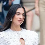 Dua Lipa: Z neobičajno izbiro poročne obleke obudila nov trend