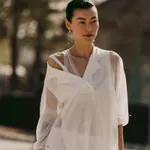 Bela lanena srajca je najboljša poletna klasika: 5 elegantnih modelov, ki jih obožujemo