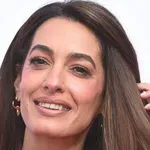Pozabljeni trend se vrača v modo: Amal Clooney navdušila z eno najbolj elegantnih različic