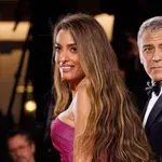 Pozabljeni trend se vrača v modo: Amal Clooney navdušila z eno najbolj elegantnih različic