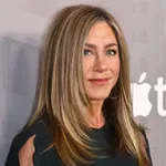 Jennifer Aniston v čudoviti obleki s prefinjenim detajlom za kar 950 evrov: pozor, v Zari smo našli cenejše kopije!