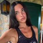 Dua Lipa na medenih tednih navdušila z modnim dodatkom, ki bo to poletje nepogrešljiv