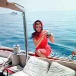 Recept za poletni stil Jackie Kennedy Onassis, ki v hipu doda eleganco