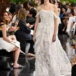 Dior znova očaral s haute couture kolekcijo: legendarne silhuete so dobile presenetljivo nežno preobrazbo