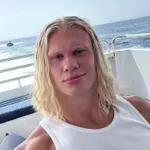 Kličejo ga Hermès lepotica: Erling Haaland na SP 2026 blesti z goli, izven igrišč pa preseneča s kolekcijo torbic